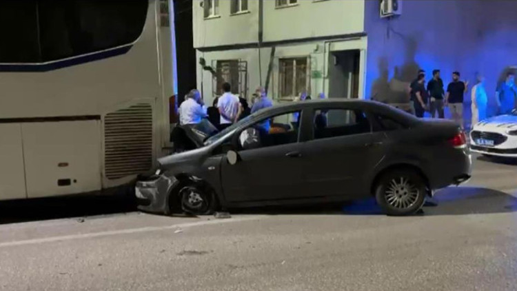 Bursada feci kaza Önce duvara sonra otobüse çarptı: 2 ağır yaralı