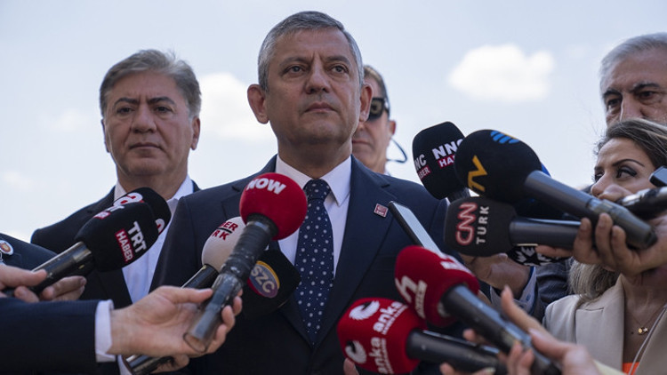 &Ouml;zelden 15 Temmuz darbe girişimi a&ccedil;ıklaması: Tiyatro değil, kanlı bir darbe diyen kişiyim