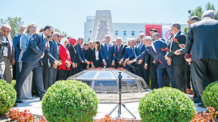 TBMM’de10’uncu yılda demokrasi için yan yana TBMM’de10’uncu yılda demokrasi için yan yana