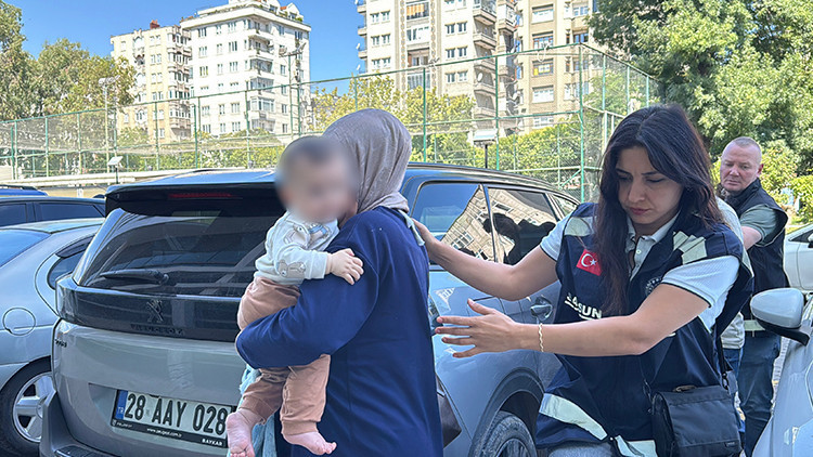Kucağında bebekle yakalanan kadının çantasından 1 kilo metamfetamin çıktı Kucağında bebekle yakalanan kadının çantasından 1 kilo metamfetamin çıktı