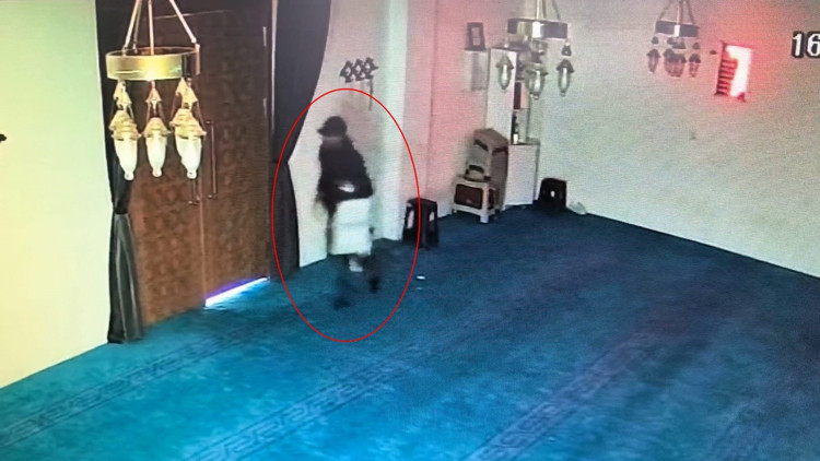 Camideki yardım kutusunu kırıp 100 bin TL çaldı; hırsızlık kamerada
