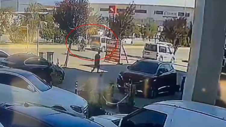 Motosiklet ile hafif ticari aracın çarpıştığı kaza kamerada: 1 yaralı Motosiklet ile hafif ticari aracın çarpıştığı kaza kamerada: 1 yaralı