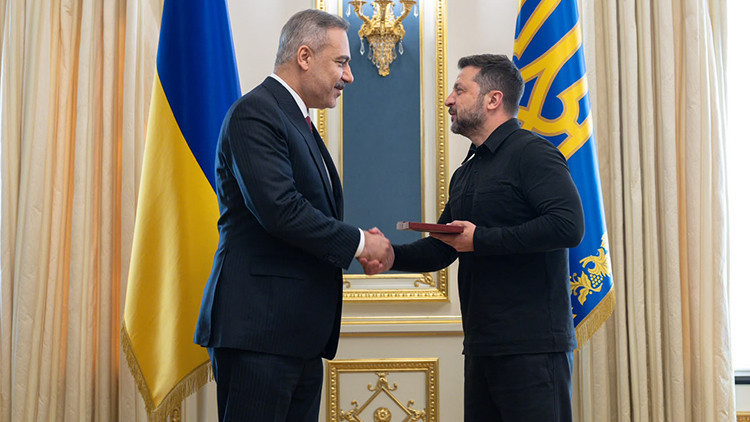 Zelenskiy, Dışişleri Bakanı Fidana İkinci Derece Liyakat Nişanını tevcih etti