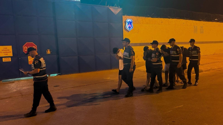 Polis merkezinin camını kıran 4 şüpheli tutuklandı Polis merkezinin camını kıran 4 şüpheli tutuklandı