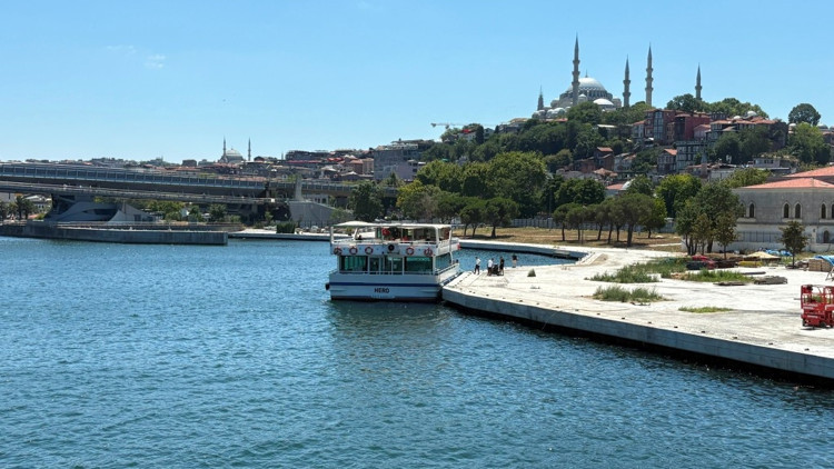 Haliç’te tur teknesi köprü ayağına çarptı Personel denize düştü Haliç’te tur teknesi köprü ayağına çarptı Personel denize düştü