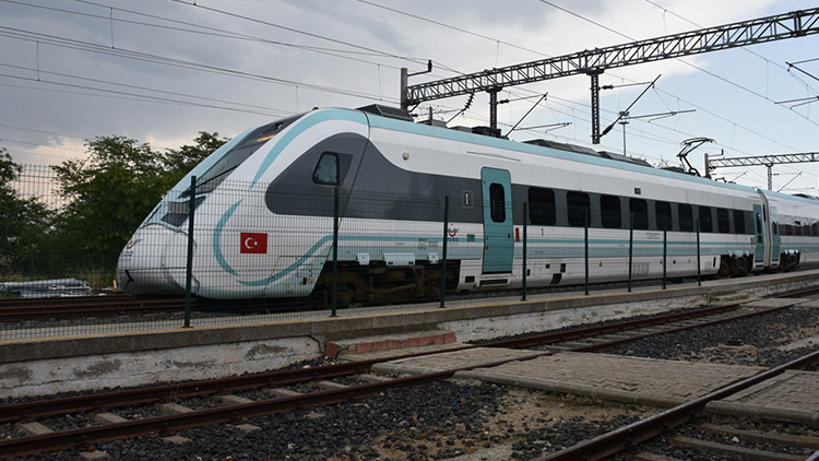 Saatte 160 kilometre hız Milli Elektrikli Tren yeni hattında yola çıktı