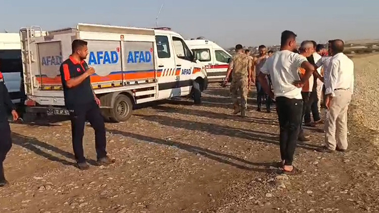 Çaya giren çocuk boğuldu, babasını ekipler kurtardı