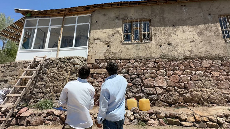 Hakkari’deki Aşağıolukbaşı köyünde yılan istilası: Özmen ailesi kendi evine adım atamaz oldu