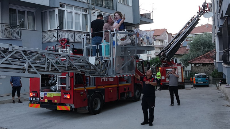 Apartmandaki yangında mahsur kalanlar, merdivenli araçla kurtarıldı