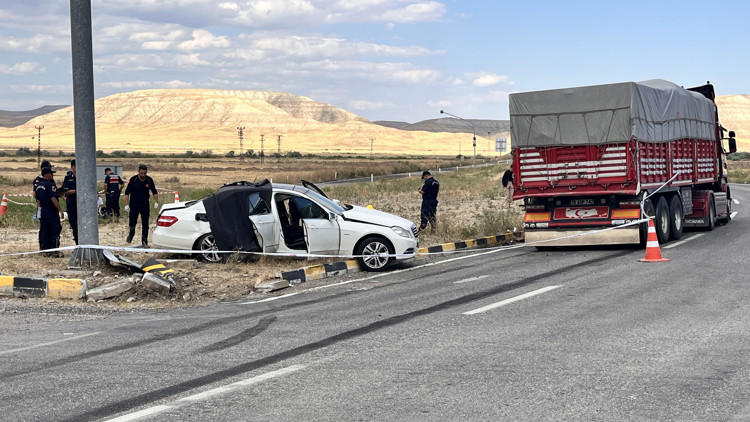 Çankırıda kamyon ile otomobil çarpıştı: 3 ölü