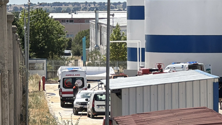 İçecek fabrikasında patlama: 2 işçi hayatını kaybetti İçecek fabrikasında patlama: 2 işçi hayatını kaybetti