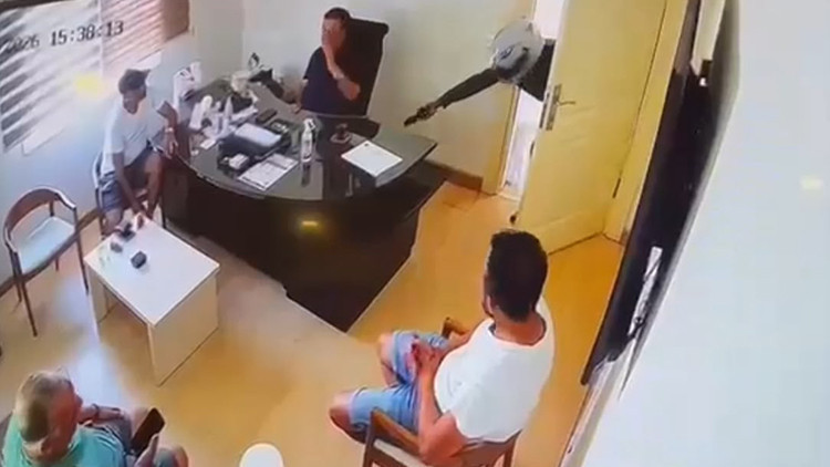 Mersinde tatil sitesi başkanına silahlı saldırı: O anlar kamerada Mersinde tatil sitesi başkanına silahlı saldırı: O anlar kamerada