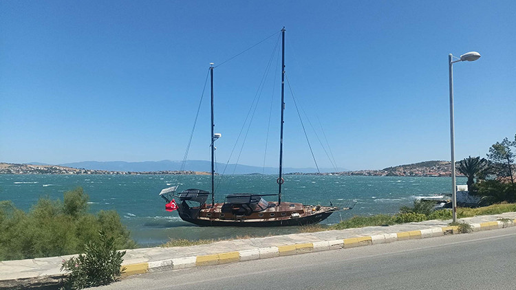 Ayvalıkta kuvvetli rüzgar; tonozdan kopan yelkenli kıyıya vurdu