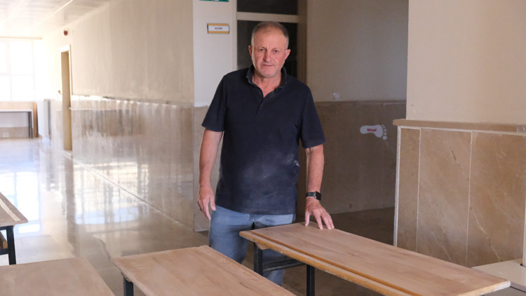 Lisenin sıralarını gönüllü olarak temizledi Lisenin sıralarını gönüllü olarak temizledi