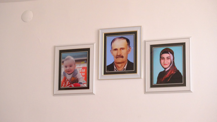 Şehit Bedirhan bebek ve annesi kabirleri başında anıldı Şehit Bedirhan bebek ve annesi kabirleri başında anıldı