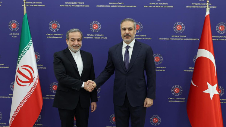 İranlı mevkidaşı Arakçi ile görüşen Bakan Fidandan kalıcı barış vurgusu İranlı mevkidaşı Arakçi ile görüşen Bakan Fidandan kalıcı barış vurgusu