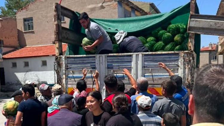 Afyonkarahisarda hayırsever iş insanı 35 ton karpuz dağıttı