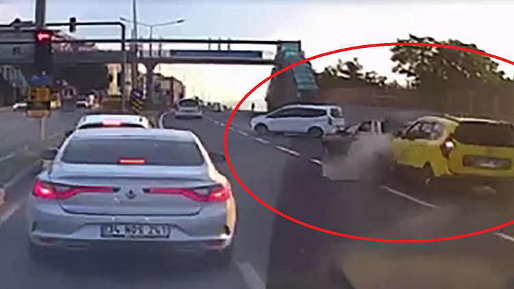 Tam bir trafik canavarı Zincirleme kazanın görüntüsü pes dedirtti Tam bir trafik canavarı Zincirleme kazanın görüntüsü pes dedirtti
