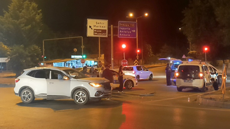 Hafif ticari araçla cip çarpıştı: 1 yaralı Hafif ticari araçla cip çarpıştı: 1 yaralı