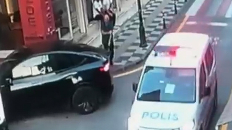 Polisten kaçarken vali yardımcısına çarptı Polisten kaçarken vali yardımcısına çarptı