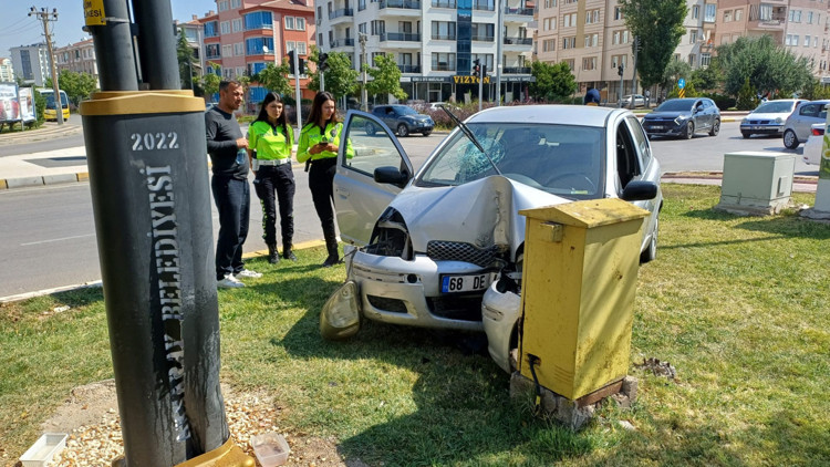 Otomobil elektrik direğine çarptı, anne ile kızı yaralandı