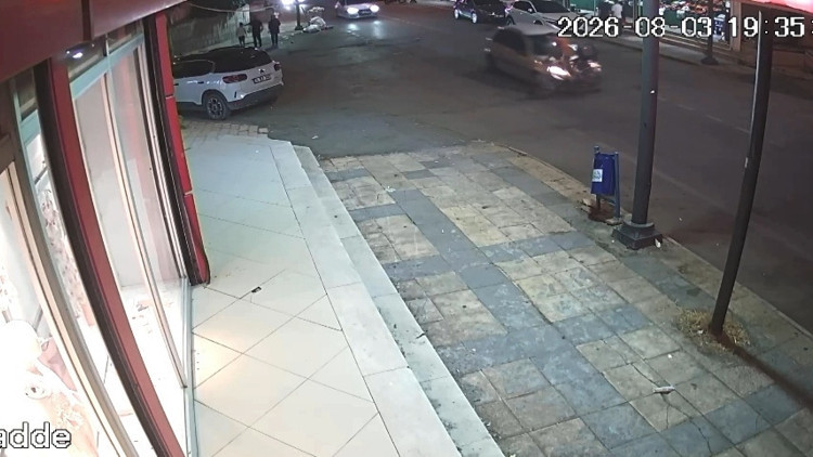 Otomobil ile bisikletin çarpıştığı kaza kamerada; 1 yaralı