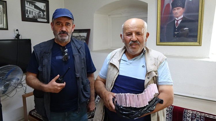İnek almak için biriktirdiği altınlarını dolandırıcılara kaptırmaktan polis kurtardı İnek almak için biriktirdiği altınlarını dolandırıcılara kaptırmaktan polis kurtardı