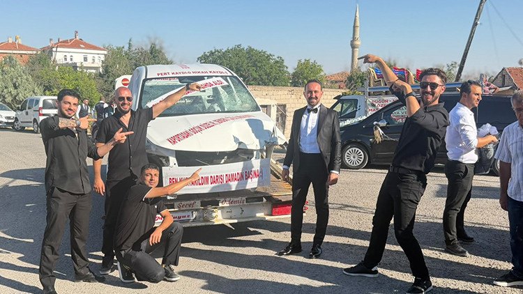 Damada pişmanlık temalı sürpriz: Düğünde arkadaşları hurda otomobil hediye etti Damada pişmanlık temalı sürpriz: Düğünde arkadaşları hurda otomobil hediye etti
