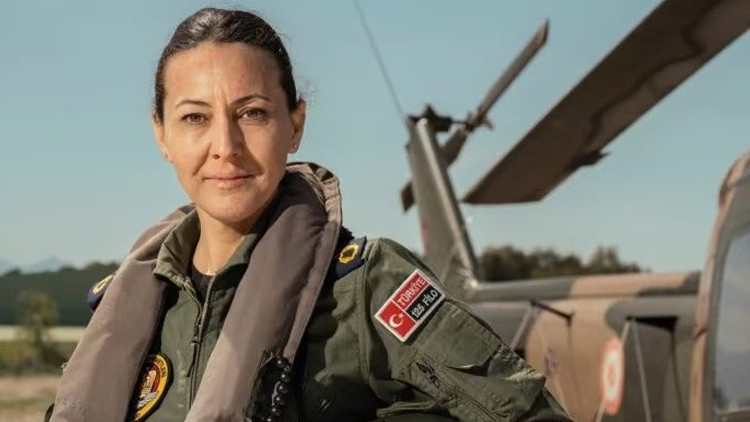 Hava Kuvvetlerinde tarihi terfi: Albay Özlem Karapınar ilk kadın general oldu Hava Kuvvetlerinde tarihi terfi: Albay Özlem Karapınar ilk kadın general oldu