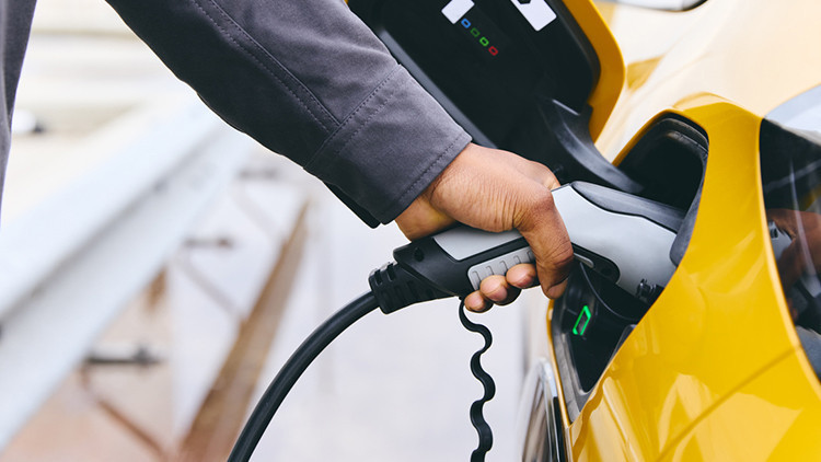 İlk 6 ayda satılan otomobilin yarısından fazlasını elektrikli ve hibrit modeller oluşturdu