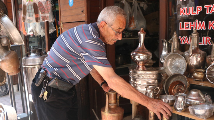 58 yıllık kalay ustası mesleğini yaşatmaya çalışıyor 58 yıllık kalay ustası mesleğini yaşatmaya çalışıyor