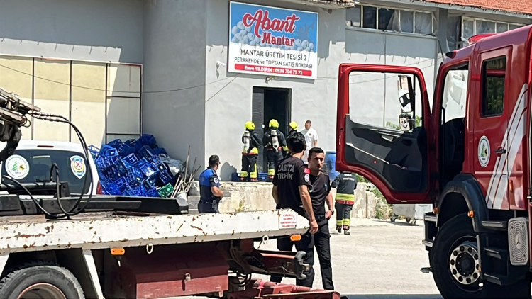 Mantar tesisindeki ilaçlamadan kaynaklı dumanı görüp, yangın ihbarında bulundular Mantar tesisindeki ilaçlamadan kaynaklı dumanı görüp, yangın ihbarında bulundular
