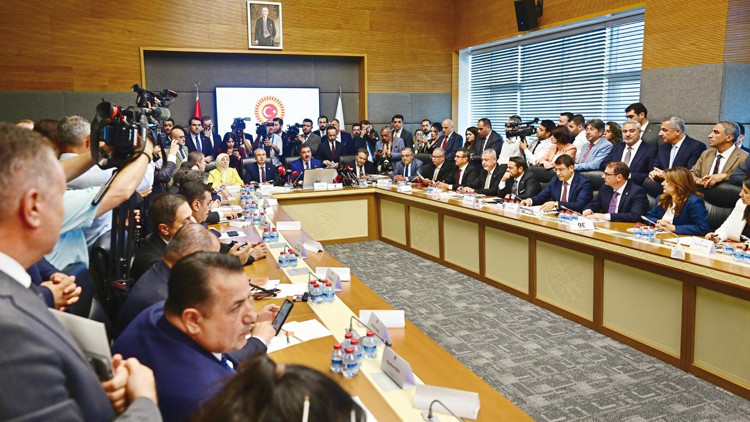 Tarihi yasada izdiham Teklifteki imza sayısı 367&rsquo;ye &ccedil;ıktı