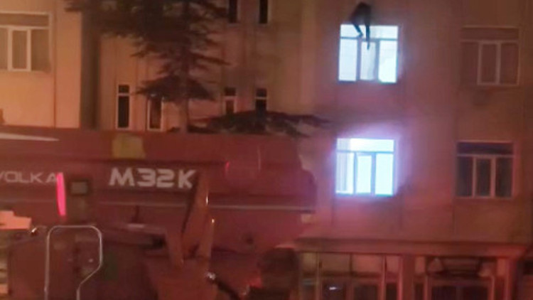 Çatıdan eve girmek isteyen kişinin 3’üncü kattan düştüğü anların görüntüsü ortaya çıktı Çatıdan eve girmek isteyen kişinin 3’üncü kattan düştüğü anların görüntüsü ortaya çıktı