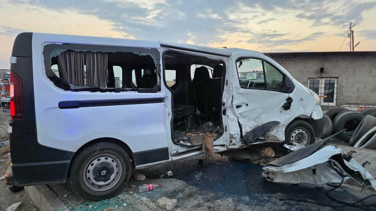 Batman’da 2 minibüs çarpıştı: 9 yaralı Batman’da 2 minibüs çarpıştı: 9 yaralı