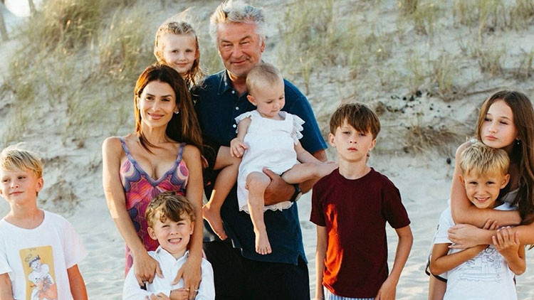 8 çocuğu var ama babalığa doyamadı… Eşine şaka yollu seslendi: Gel bir bebek daha yapalım 8 çocuğu var ama babalığa doyamadı… Eşine şaka yollu seslendi: Gel bir bebek daha yapalım