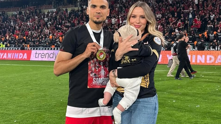 Çorum FK futbolcusu Atakan Akkaynak, eşi ve bebeği ile trafik kazası geçirdi Çorum FK futbolcusu Atakan Akkaynak, eşi ve bebeği ile trafik kazası geçirdi