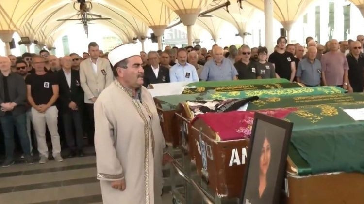 Gazeteci Kırçuval’a veda… Meslektaşları yalnız bırakmadı Gazeteci Kırçuval’a veda… Meslektaşları yalnız bırakmadı