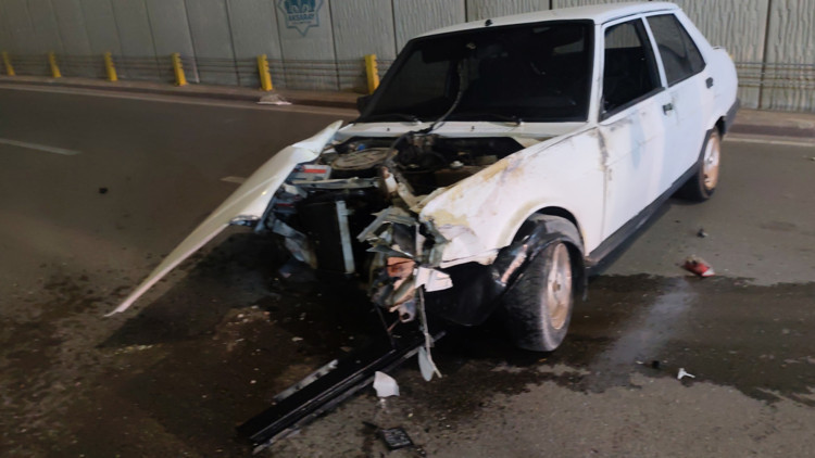 Otomobil demir korkuluklara çarptı: 2 yaralı Otomobil demir korkuluklara çarptı: 2 yaralı