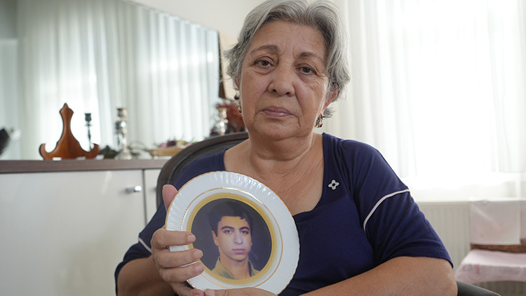 Depremden sağ çıktı, sevk edilirken kayboldu: Acılı anne 18 mezar açtırarak oğlunun cenazesine ulaştı Depremden sağ çıktı, sevk edilirken kayboldu: Acılı anne 18 mezar açtırarak oğlunun cenazesine ulaştı