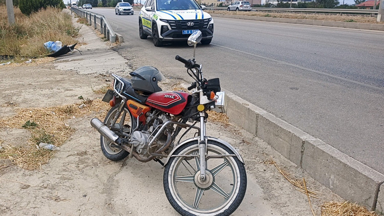 Lastiği patlayan motosiklet devrildi: 2 yaralı
