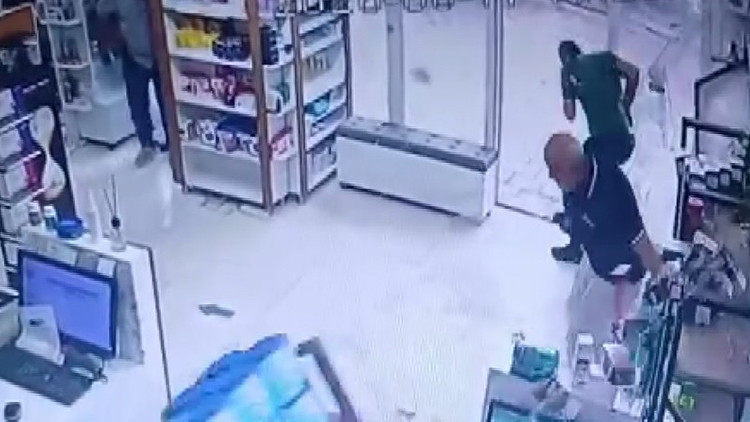 Malatyada fırtınada eczanenin camları patladı; panik anları kamerada