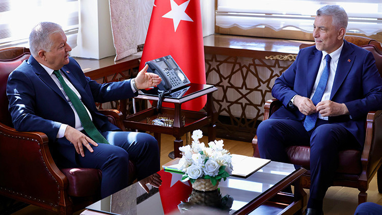 Bakan Bolat: Bizim belediyelerimiz yan gelip yatmaz