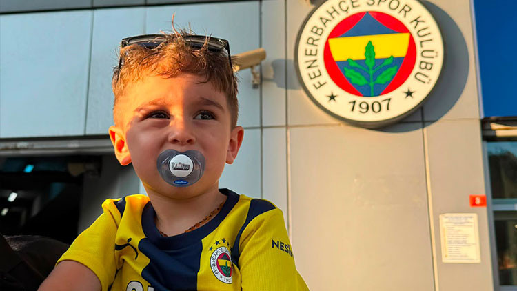 Forması çıkartılmaya çalışılan minik Fenerbahçeli taraftar, Kadıköy’de