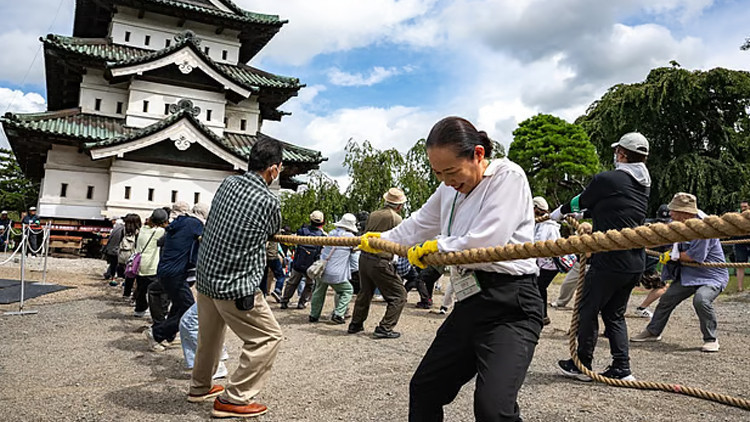 Japon kalesi halatlarla taşındı Bin kişi 400 tonluk Hirosakiyi yerinden kaldırdı Japon kalesi halatlarla taşındı Bin kişi 400 tonluk Hirosakiyi yerinden kaldırdı