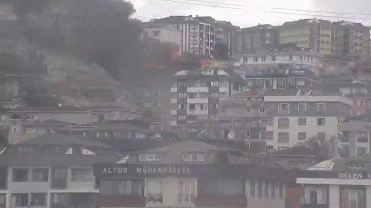 Avcılarda apartmanın çatısında yangın çıktı Avcılarda apartmanın çatısında yangın çıktı