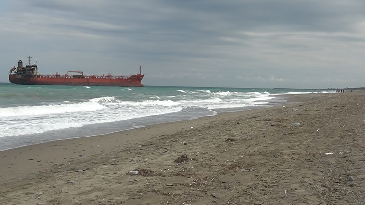 İHA saldırısına uğrayan tanker Samsunda karaya oturdu