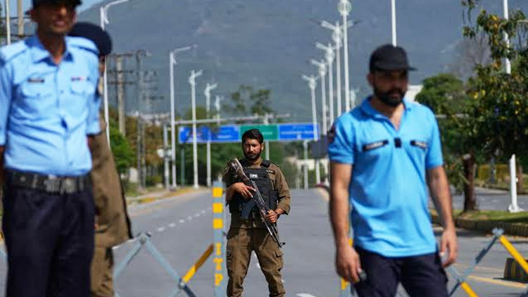 İranda kontrolden çıkan araç kalabalığın arasına daldı: 4 kişi hayatını kaybetti