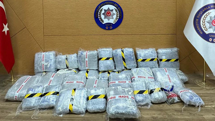 İzmirde uyuşturucu operasyonu: Evde 80 kilo skunkla yakalanan şüpheli tutuklandı İzmirde uyuşturucu operasyonu: Evde 80 kilo skunkla yakalanan şüpheli tutuklandı