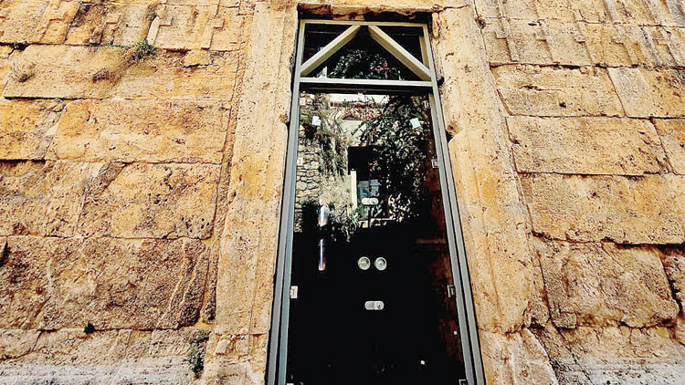 Tarihi kuleye cam kapı
